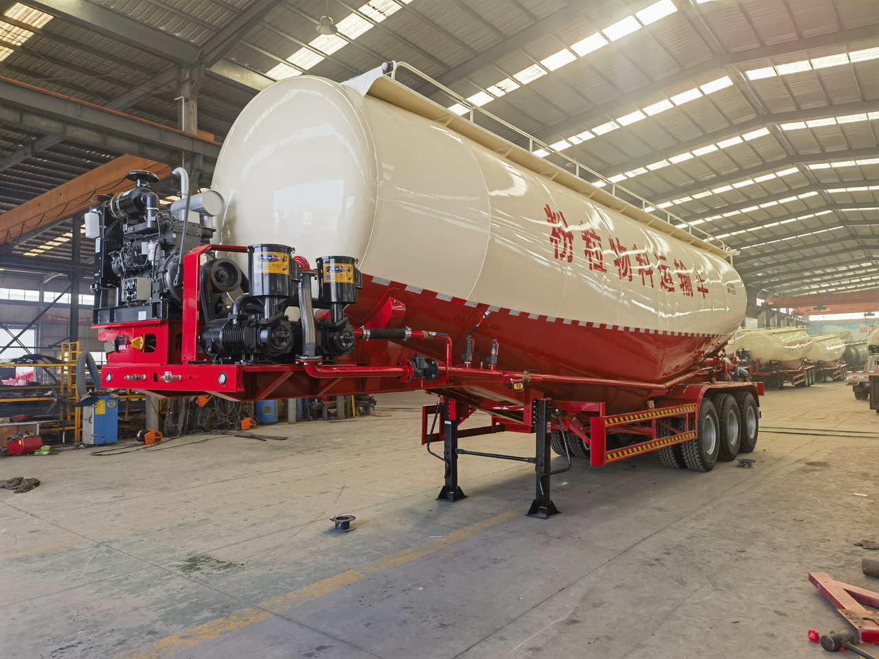 JSIE JSIE9404GFL - Полуприцеп-цистерна: фото 2 JSIE JSIE9404GFL - Полуприцеп-цистерна: фото 2