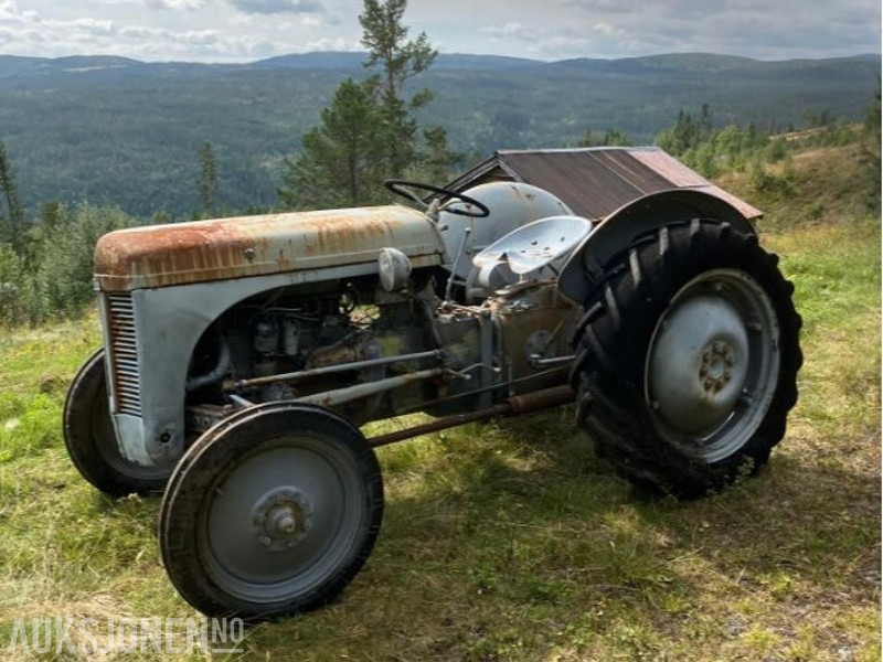 1950 Massey Ferguson Gråtass - Трактор: фото 1 1950 Massey Ferguson Gråtass - Трактор: фото 1