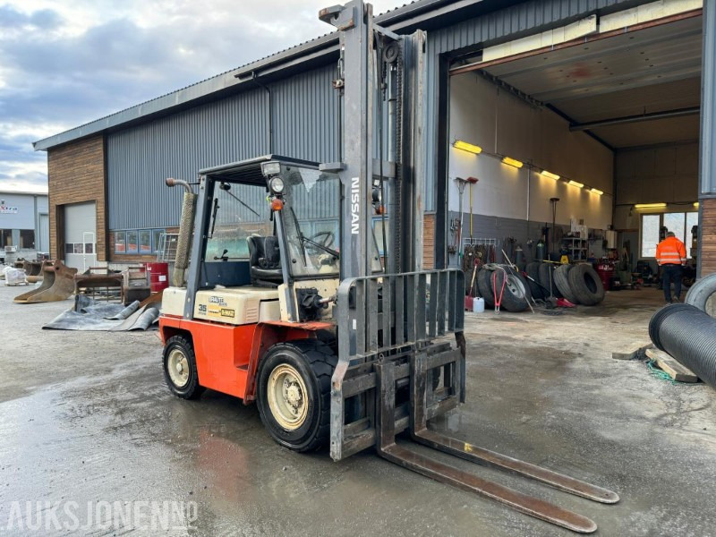 1998 Nissan 35 - Modell WF03A33U - Diesel - Motvektstruck - Подъёмник: фото 1 1998 Nissan 35 - Modell WF03A33U - Diesel - Motvektstruck - Подъёмник: фото 1