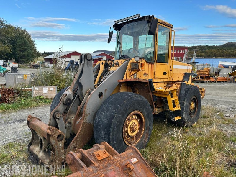 2002 Volvo L90D hjullaster – 17 tonn // Helgummihjul // Sentralsmøring - Колёсный погрузчик: фото 1 2002 Volvo L90D hjullaster – 17 tonn // Helgummihjul // Sentralsmøring - Колёсный погрузчик: фото 1
