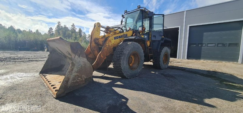 2004 Komatsu WA320, kun 9.000 arbeidstimer! Pallegafler + Skuffe inkludert, 3dje funksjon, SERTIFISERT! - Колёсный погрузчик: фото 1 2004 Komatsu WA320, kun 9.000 arbeidstimer! Pallegafler + Skuffe inkludert, 3dje funksjon, SERTIFISERT! - Колёсный погрузчик: фото 1