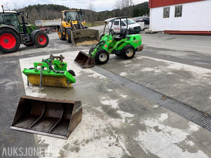 2009 AVANT 750 MINILASTER | 2 SKUFFER | AVANT 1500 KOST | PALLEGAFLER | 3267 TIMER - Мини-погрузчик с бортовым поворотом: фото 1 2009 AVANT 750 MINILASTER | 2 SKUFFER | AVANT 1500 KOST | PALLEGAFLER | 3267 TIMER - Мини-погрузчик с бортовым поворотом: фото 1