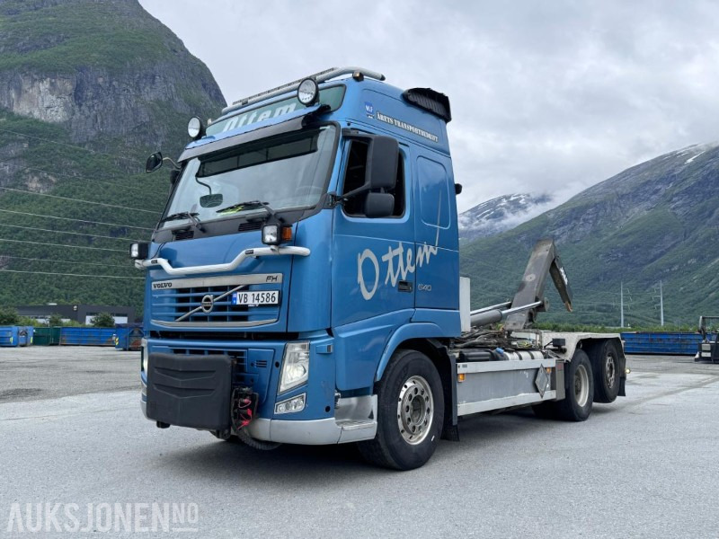 2011 Volvo FH 13 - 540 - Krokbil - Brøyterigget - Fjernstyrt JOAB krokløft - S90 sandstrøere - Крюковой мультилифт: фото 1 2011 Volvo FH 13 - 540 - Krokbil - Brøyterigget - Fjernstyrt JOAB krokløft - S90 sandstrøere - Крюковой мультилифт: фото 1