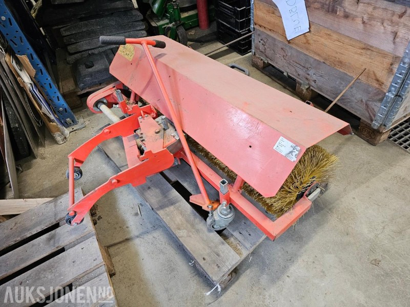 2016 Kova LH1200, feiekost/feievals– Til Husqvarna Rider hagetraktor/klipper - Щетка: фото 1 2016 Kova LH1200, feiekost/feievals– Til Husqvarna Rider hagetraktor/klipper - Щетка: фото 1