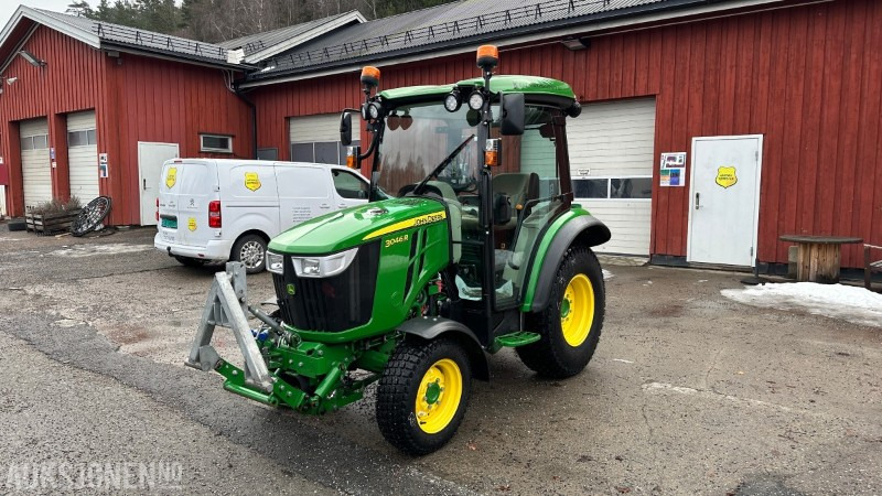 2022 JOHN DEERE 3046R TRAKTOR, HØYT UTSTYRSNIVÅ, 206 TIMER - Трактор: фото 1 2022 JOHN DEERE 3046R TRAKTOR, HØYT UTSTYRSNIVÅ, 206 TIMER - Трактор: фото 1