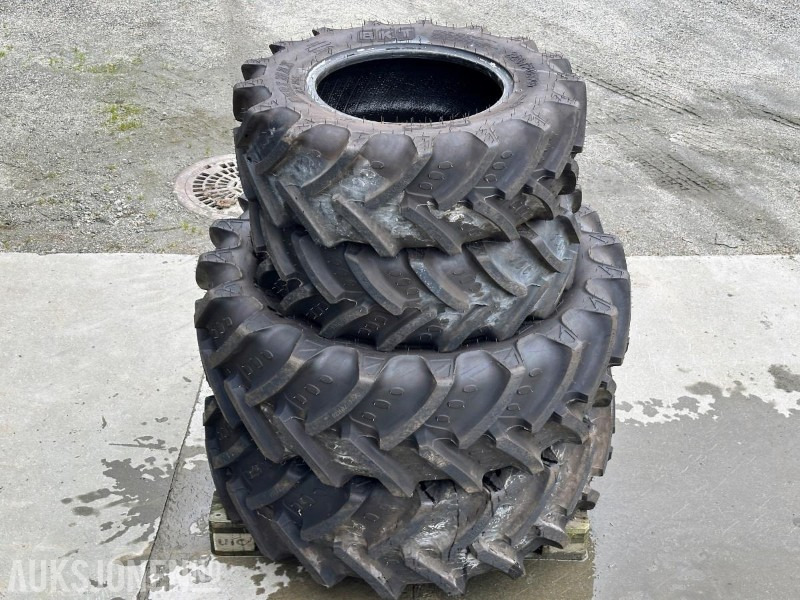 BKT AGRIMAX RT 765 TRAKTORDEKK 320/70 R 20 + 420/70 R 28 - Трактор: фото 4 BKT AGRIMAX RT 765 TRAKTORDEKK 320/70 R 20 + 420/70 R 28 - Трактор: фото 4