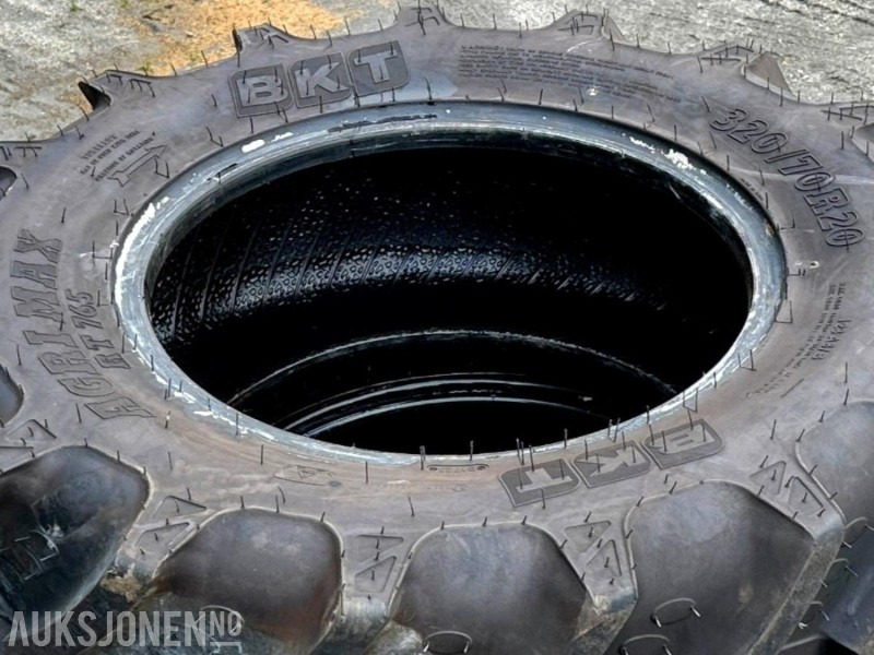 BKT AGRIMAX RT 765 TRAKTORDEKK 320/70 R 20 + 420/70 R 28 - Трактор: фото 5 BKT AGRIMAX RT 765 TRAKTORDEKK 320/70 R 20 + 420/70 R 28 - Трактор: фото 5
