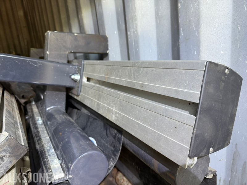 Parti ca. 15 stk underkjøringshinder- noen ubrukte - Грузовик: фото 3 Parti ca. 15 stk underkjøringshinder- noen ubrukte - Грузовик: фото 3