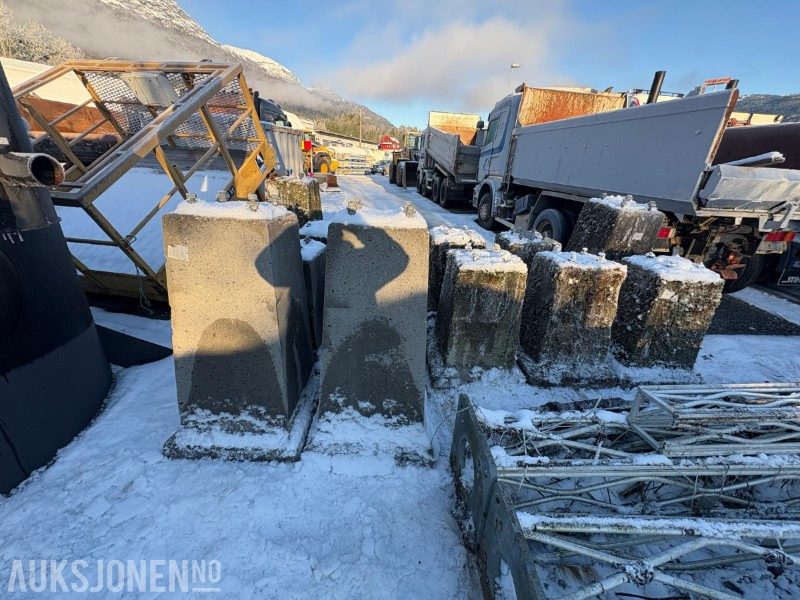 Lattix sikkerhetsmaster / lysmaster 2 stk med 2 stk betongsokler - Строительное оборудование: фото 1 Lattix sikkerhetsmaster / lysmaster 2 stk med 2 stk betongsokler - Строительное оборудование: фото 1