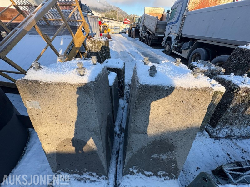 Lattix sikkerhetsmaster / lysmaster 2 stk med 2 stk betongsokler - Строительное оборудование: фото 4 Lattix sikkerhetsmaster / lysmaster 2 stk med 2 stk betongsokler - Строительное оборудование: фото 4