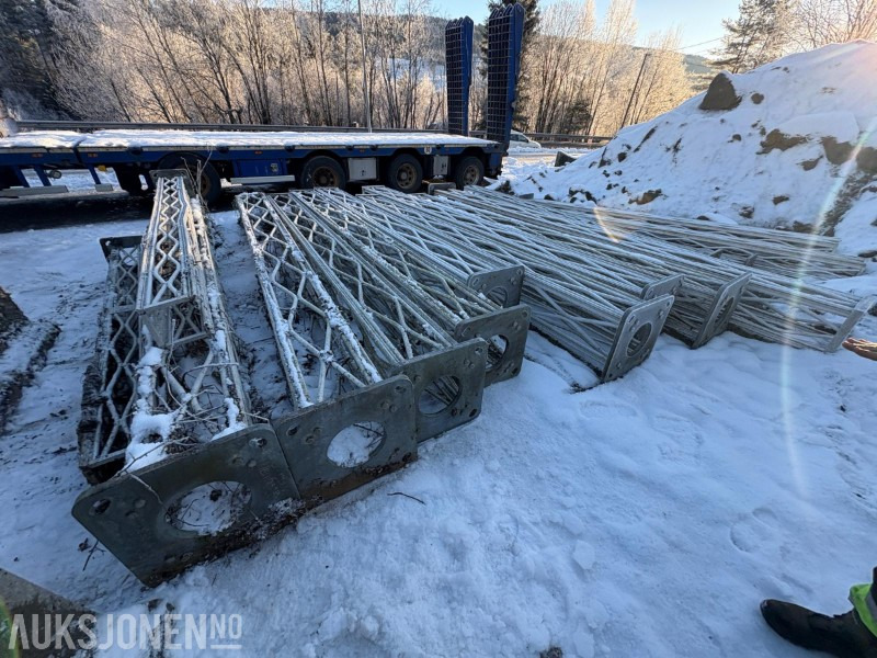 Lattix sikkerhetsmaster / lysmaster 2 stk med 2 stk betongsokler - Строительное оборудование: фото 3 Lattix sikkerhetsmaster / lysmaster 2 stk med 2 stk betongsokler - Строительное оборудование: фото 3