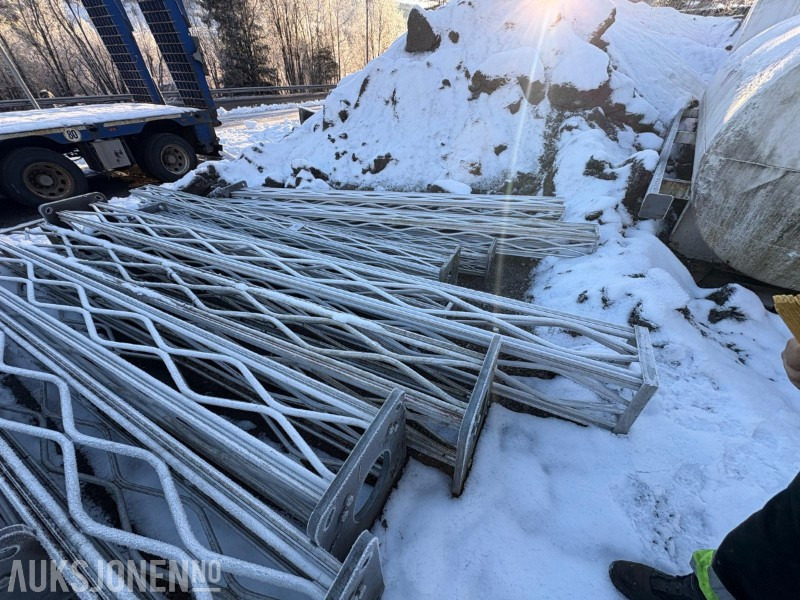 Lattix sikkerhetsmaster / lysmaster 2 stk med 2 stk betongsokler - Строительное оборудование: фото 2 Lattix sikkerhetsmaster / lysmaster 2 stk med 2 stk betongsokler - Строительное оборудование: фото 2