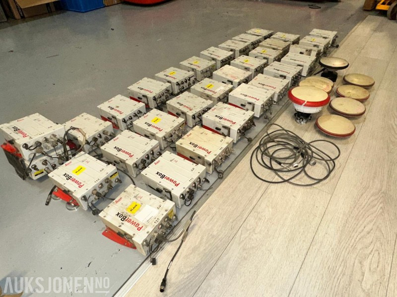 2011 32 stk Leica PowerBox GNSS-mottakere med 8 antenner - Навесное оборудование для Строительной техники: фото 1 2011 32 stk Leica PowerBox GNSS-mottakere med 8 antenner - Навесное оборудование для Строительной техники: фото 1