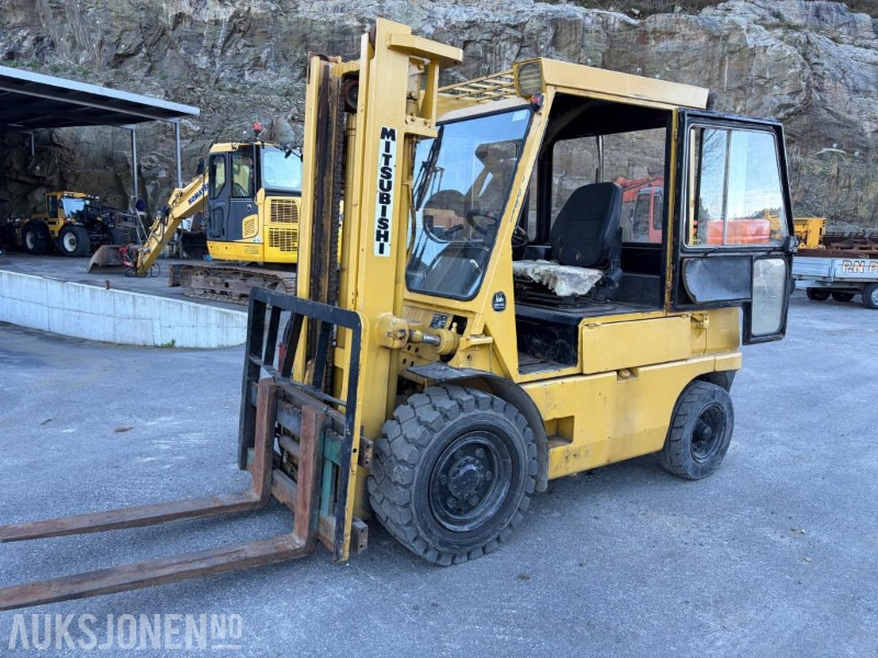1981 Mitsubishi FD35 Truck - Погрузочно-разгрузочная техника: фото 1 1981 Mitsubishi FD35 Truck - Погрузочно-разгрузочная техника: фото 1