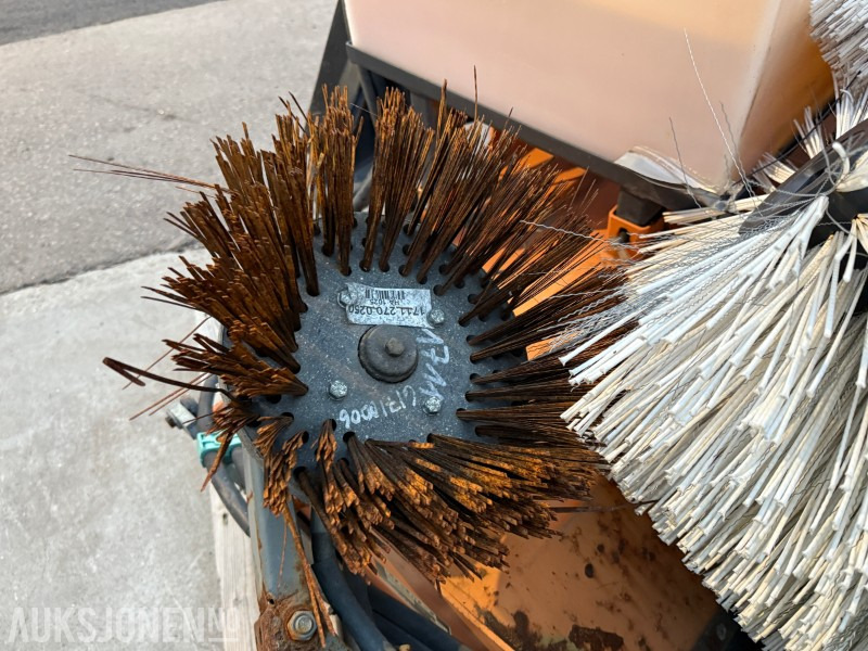 2007 Bema Kommunal-Dual feiekost med vanntank - Сельскохозяйственная техника: фото 5 2007 Bema Kommunal-Dual feiekost med vanntank - Сельскохозяйственная техника: фото 5