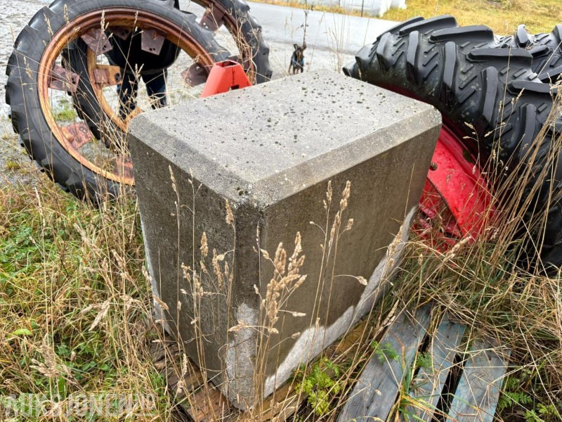 BETONGLODD TIL TRAKTOR / 1300KG - Сельскохозяйственная техника: фото 3 BETONGLODD TIL TRAKTOR / 1300KG - Сельскохозяйственная техника: фото 3