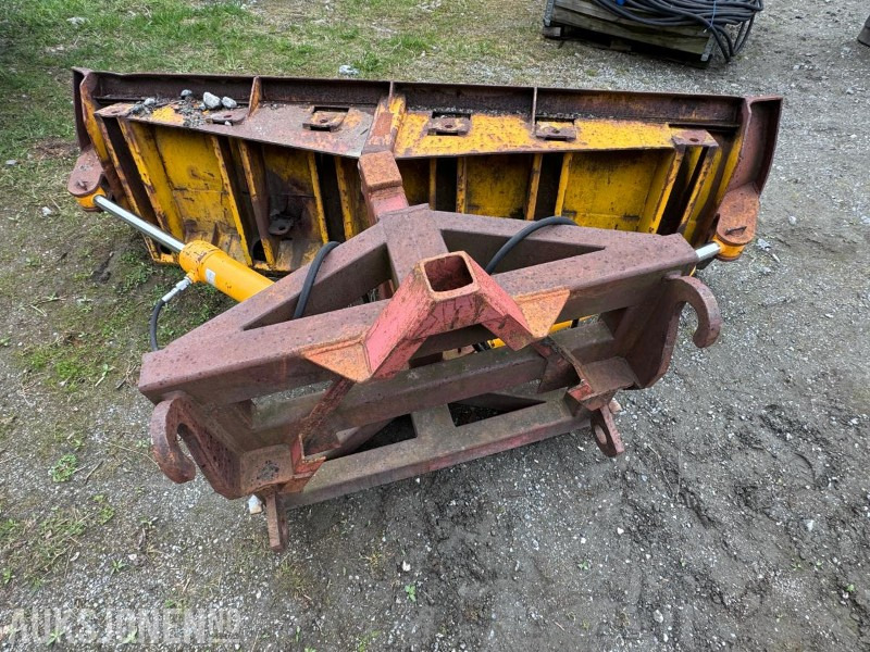 Hydraulisk Brøyteskjær til traktor og hjullaster - bredde 2720 mm - Volvo BM og Triangelfeste - Сельскохозяйственная техника: фото 4 Hydraulisk Brøyteskjær til traktor og hjullaster - bredde 2720 mm - Volvo BM og Triangelfeste - Сельскохозяйственная техника: фото 4