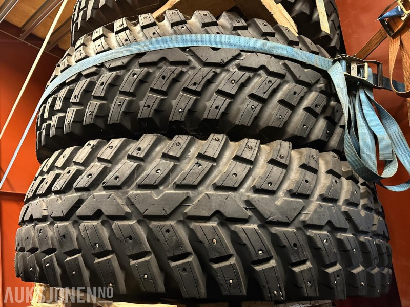Piggdekksett til 900-serien – 620/80R42 + 480/80R34 – Klare for vinter - Сельскохозяйственная техника: фото 1 Piggdekksett til 900-serien – 620/80R42 + 480/80R34 – Klare for vinter - Сельскохозяйственная техника: фото 1