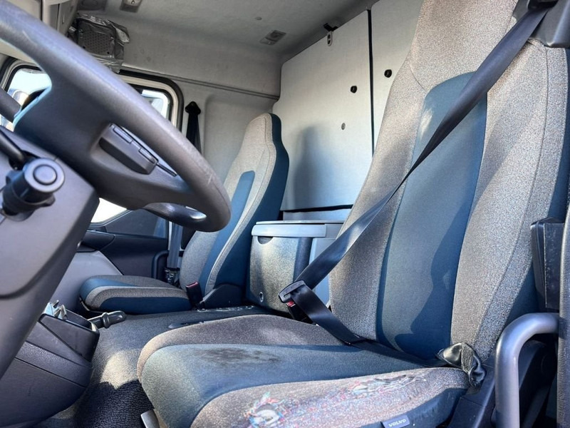 Фото интерьера 1: Рефрижератор Volvo FL 250 4x2 Koelwagen Thermo king V600  / Tailgate Dhollandia 2000kg