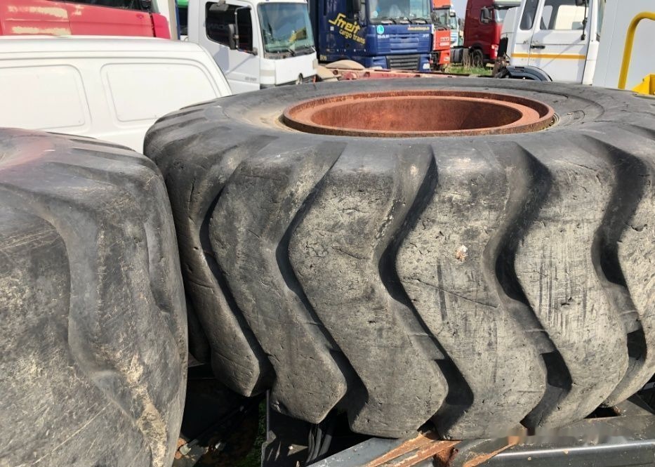 Anvelope Cu 24PR 4 BUC VOLA Incarcator VOLVO KOMATSU JCB - Колесо: фото 1 Anvelope Cu 24PR 4 BUC VOLA Incarcator VOLVO KOMATSU JCB - Колесо: фото 1