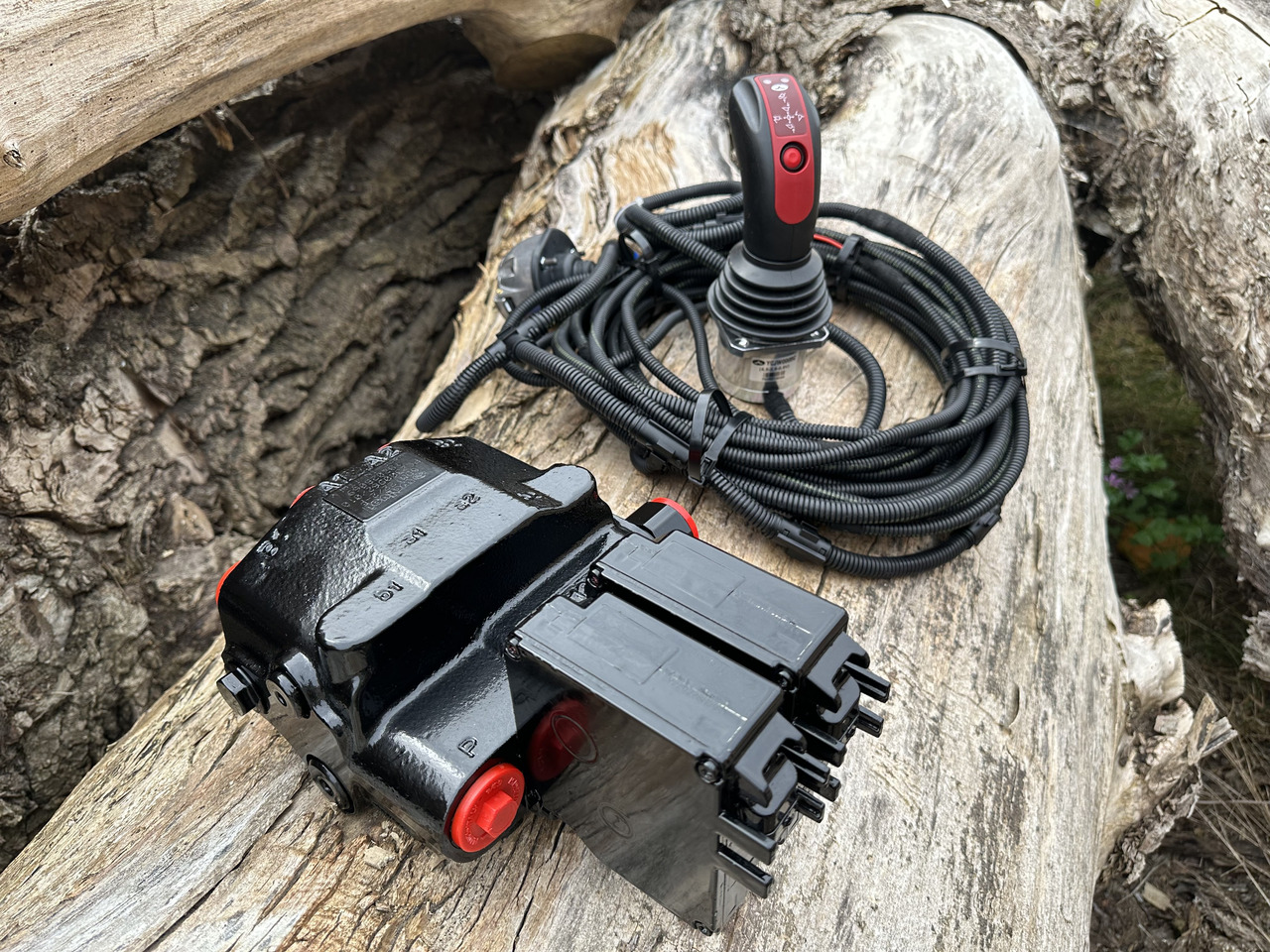 Walvoil SDM/DLM Allis-Chalmers, Case IH Magnum, Fiat, Ford - Фронтальный погрузчик для трактора для Фронтальных погрузчиков для тракторов: фото 1 Walvoil SDM/DLM Allis-Chalmers, Case IH Magnum, Fiat, Ford - Фронтальный погрузчик для трактора для Фронтальных погрузчиков для тракторов: фото 1