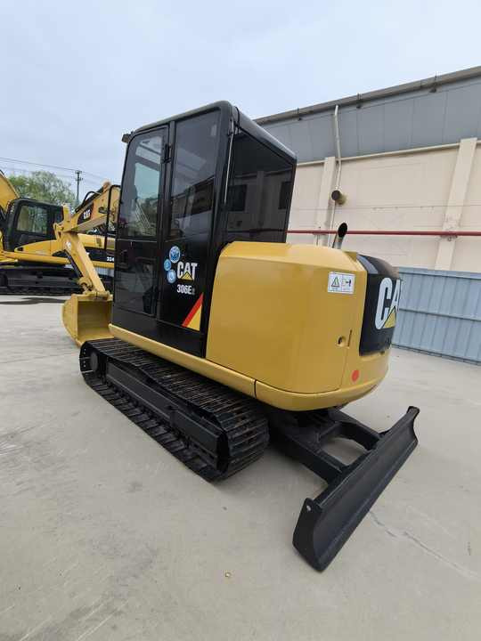 Japan original 6 ton mini used caterpillar cat 306E2 excavator in Shanghai for sale - Гусеничный экскаватор: фото 3 Japan original 6 ton mini used caterpillar cat 306E2 excavator in Shanghai for sale - Гусеничный экскаватор: фото 3