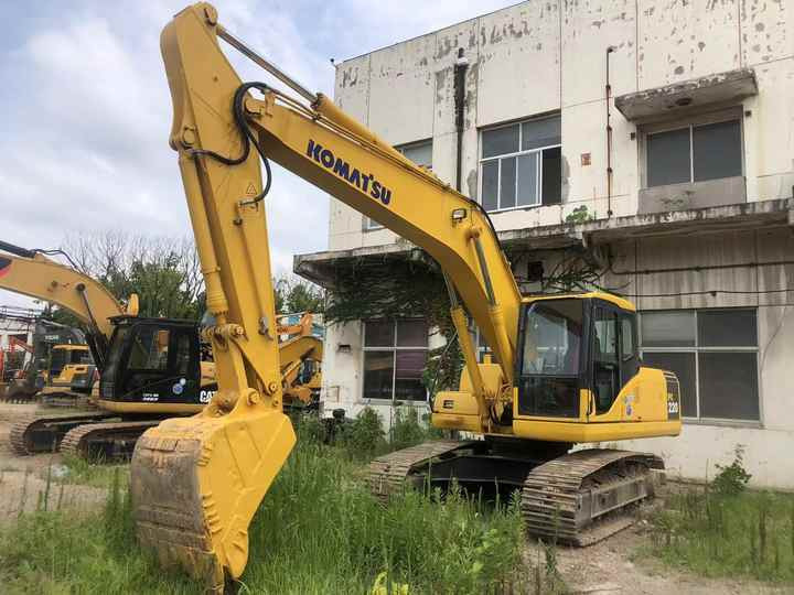 Komatsu PC220-7 - Гусеничный экскаватор: фото 2 Komatsu PC220-7 - Гусеничный экскаватор: фото 2