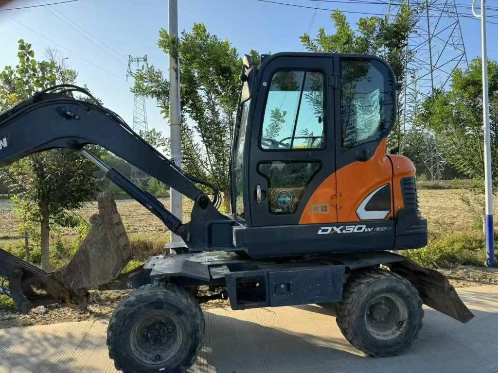 Doosan DX60W - Колёсный экскаватор: фото 1 Doosan DX60W - Колёсный экскаватор: фото 1