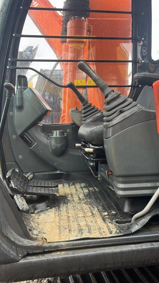 Hitachi ZX120 - Гусеничный экскаватор: фото 3 Hitachi ZX120 - Гусеничный экскаватор: фото 3