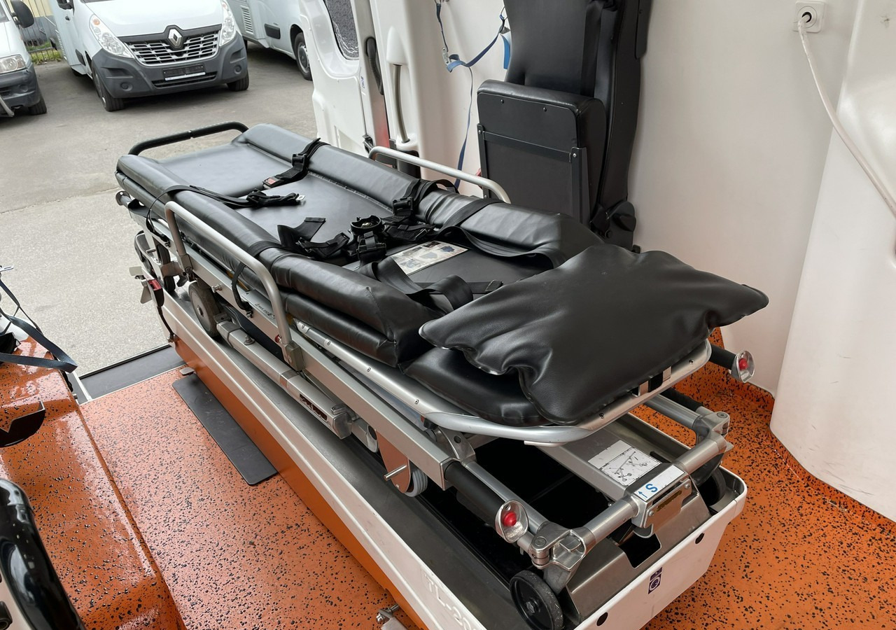 Volkswagen Crafter Crafter 2.0-163KM Karetka Ambulans Wyposażony Model 2016 - Машина скорой помощи: фото 3 Volkswagen Crafter Crafter 2.0-163KM Karetka Ambulans Wyposażony Model 2016 - Машина скорой помощи: фото 3
