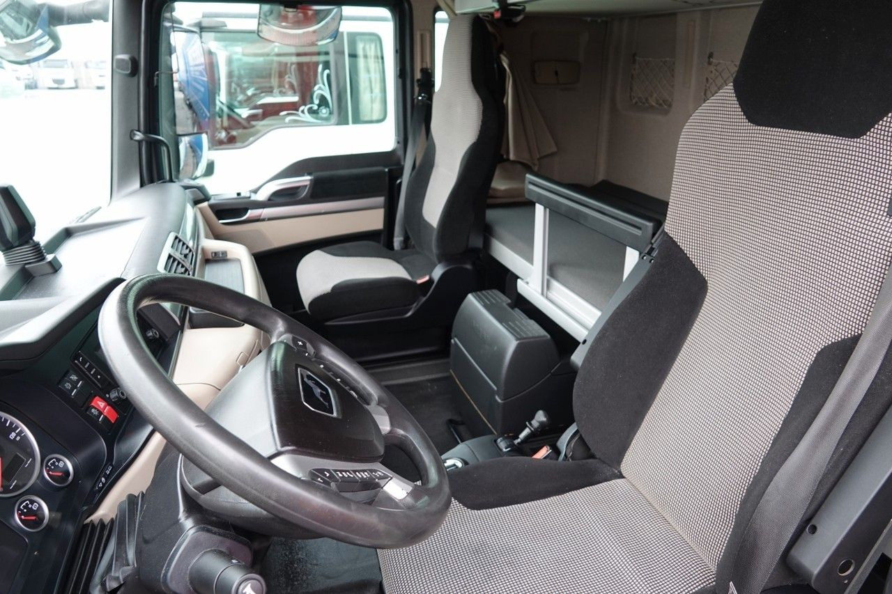 Фото интерьера 1:  MAN TGX 26.460 / ZESTAW TANDEM PRZEJAZDOWY / 120 M3 в лизинг MAN TGX 26.460 / ZESTAW TANDEM PRZEJAZDOWY / 120 M3