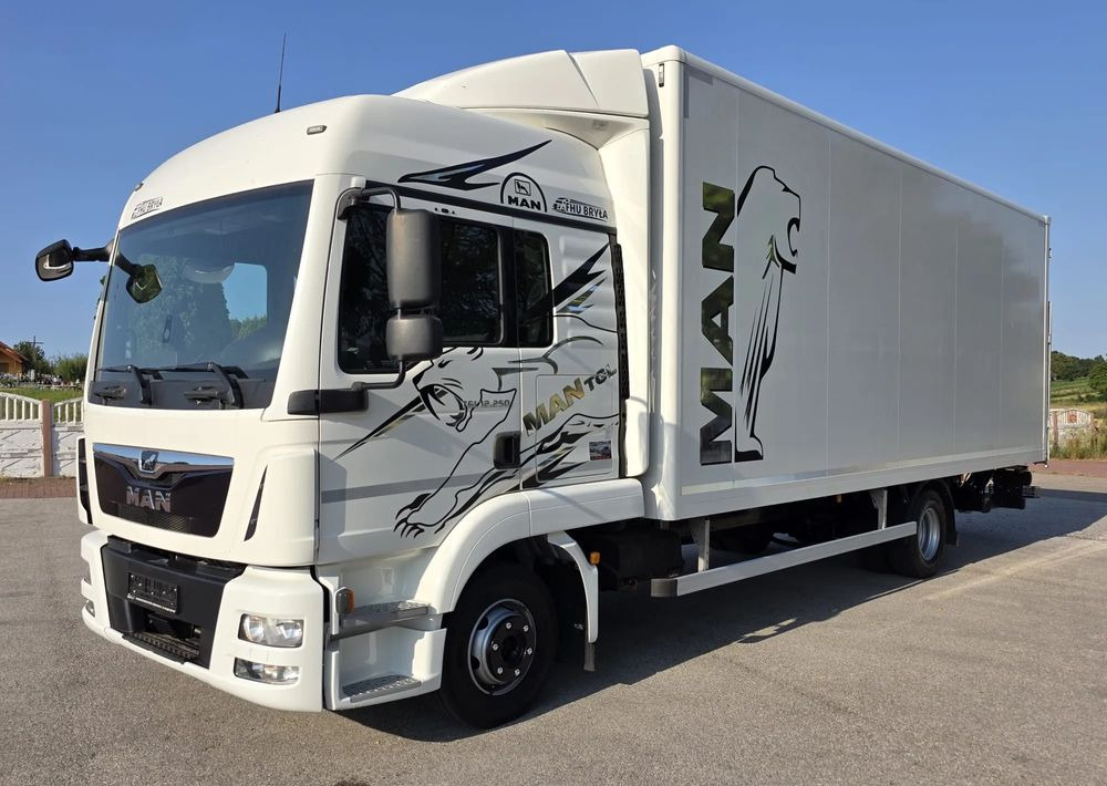MAN TGL 12.250 / KONTENER / IZOTERMA / WINDA / 2019R / EURO 6 / PEŁEN SERWIS /  6 TON ŁADOWNOŚĆ  / SPROWADZONY / ZADBANY / JAK NOWY /  KSIĄŻKA SERWISOWA / E6 / 17 PALET - Грузовик с закрытым кузовом: фото 2 MAN TGL 12.250 / KONTENER / IZOTERMA / WINDA / 2019R / EURO 6 / PEŁEN SERWIS /  6 TON ŁADOWNOŚĆ  / SPROWADZONY / ZADBANY / JAK NOWY /  KSIĄŻKA SERWISOWA / E6 / 17 PALET - Грузовик с закрытым кузовом: фото 2