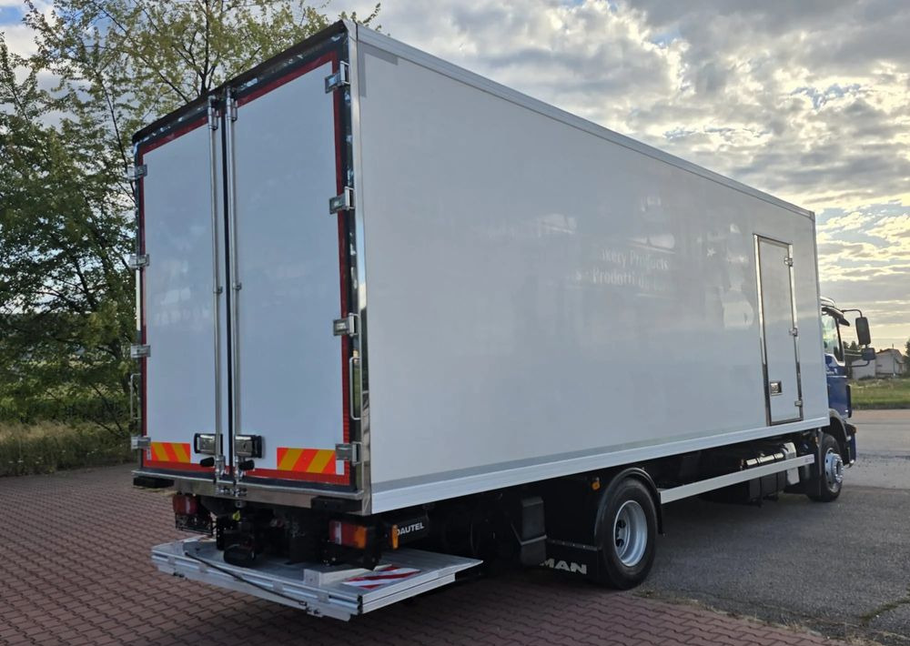 MAN TGM 15.250 / CHŁODNIA / WINDA / 2018 ROK / 230 TYŚ KM / BOCZNE DRZWI / AUTOMAT / SPROWADZONY / E6 / 18  EUROPALET/ - Рефрижератор: фото 4 MAN TGM 15.250 / CHŁODNIA / WINDA / 2018 ROK / 230 TYŚ KM / BOCZNE DRZWI / AUTOMAT / SPROWADZONY / E6 / 18  EUROPALET/ - Рефрижератор: фото 4