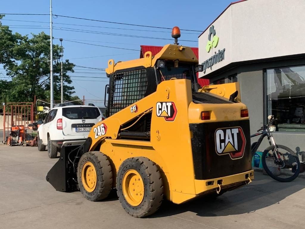 CAT 246 - Мини-погрузчик с бортовым поворотом: фото 3 CAT 246 - Мини-погрузчик с бортовым поворотом: фото 3