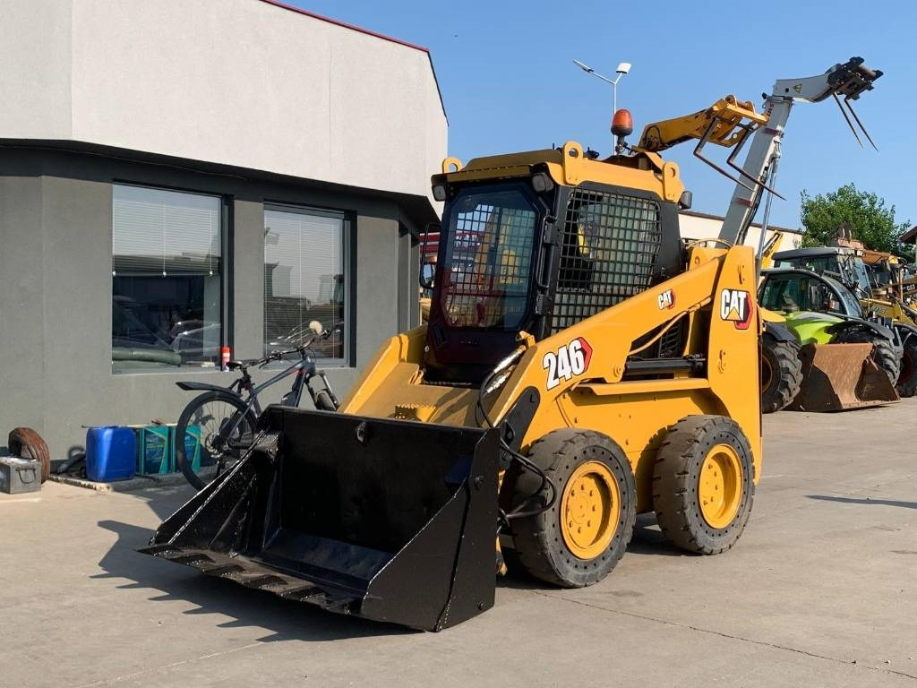 CAT 246 - Мини-погрузчик с бортовым поворотом: фото 1 CAT 246 - Мини-погрузчик с бортовым поворотом: фото 1