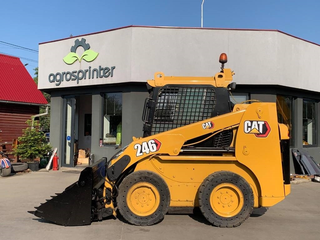 CAT 246 - Мини-погрузчик с бортовым поворотом: фото 2 CAT 246 - Мини-погрузчик с бортовым поворотом: фото 2