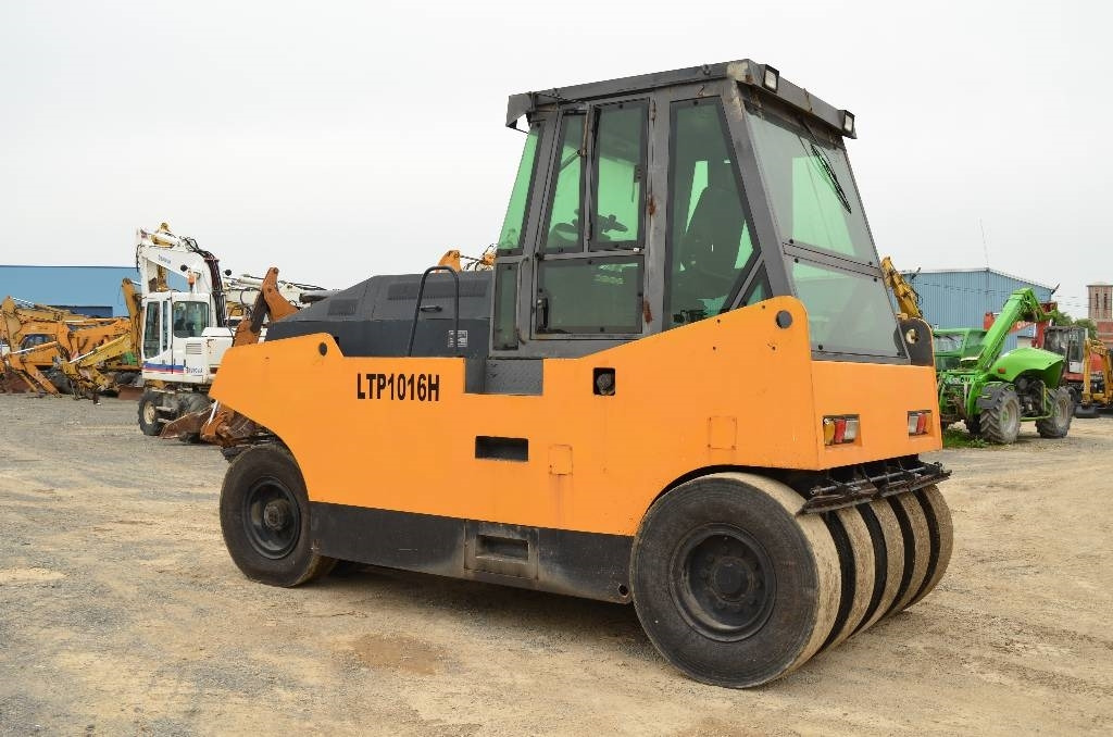 Sinoway LTP1016H - Пневмоколесный каток: фото 2 Sinoway LTP1016H - Пневмоколесный каток: фото 2