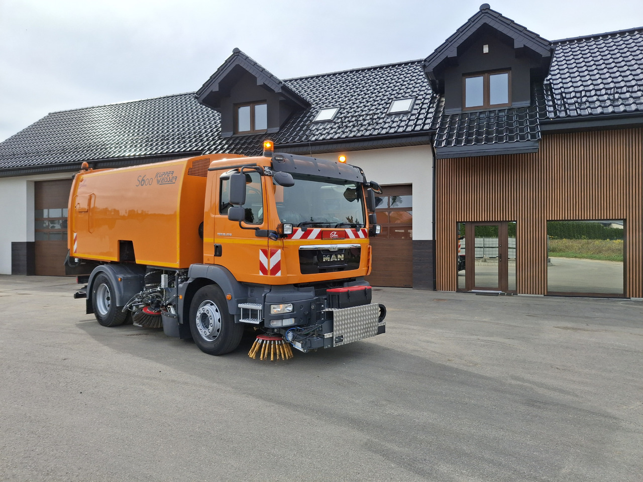MAN TGM 18.250 Zamiatarka Kupper Weisser BROCK 2 Motoren Szczotki L/R PM10 Odchwaszczarka - Подметально-уборочная машина: фото 1 MAN TGM 18.250 Zamiatarka Kupper Weisser BROCK 2 Motoren Szczotki L/R PM10 Odchwaszczarka - Подметально-уборочная машина: фото 1