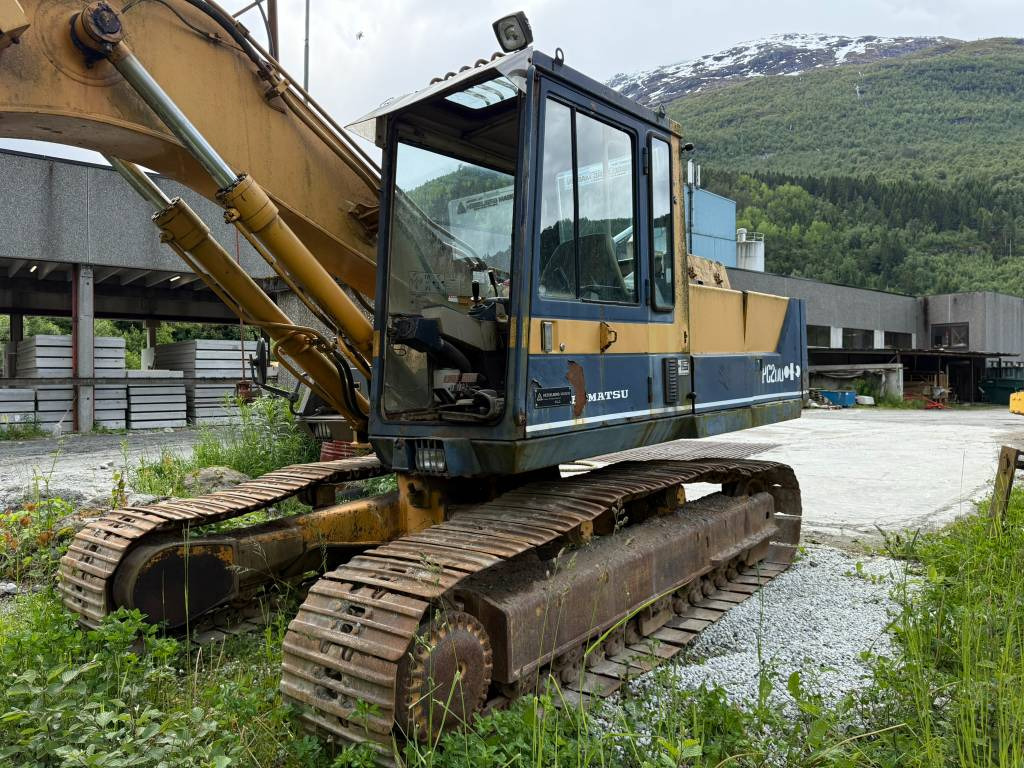 Komatsu PC 200-3 - Гусеничный экскаватор: фото 1 Komatsu PC 200-3 - Гусеничный экскаватор: фото 1