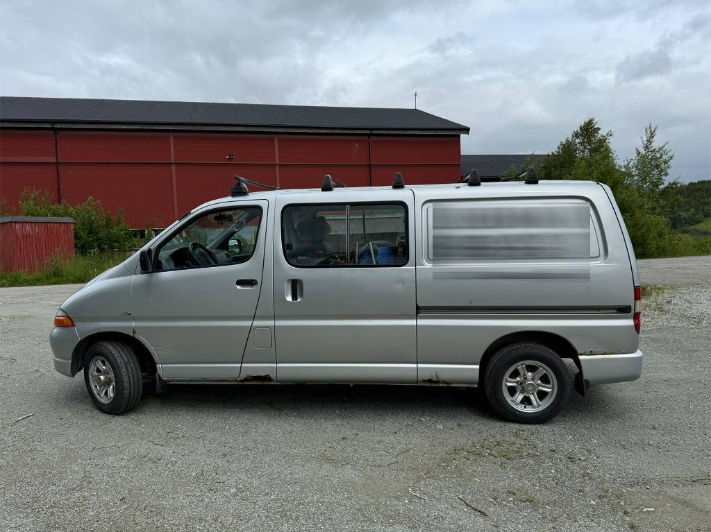 Toyota Hiace 4x4 - Цельнометаллический фургон: фото 2 Toyota Hiace 4x4 - Цельнометаллический фургон: фото 2