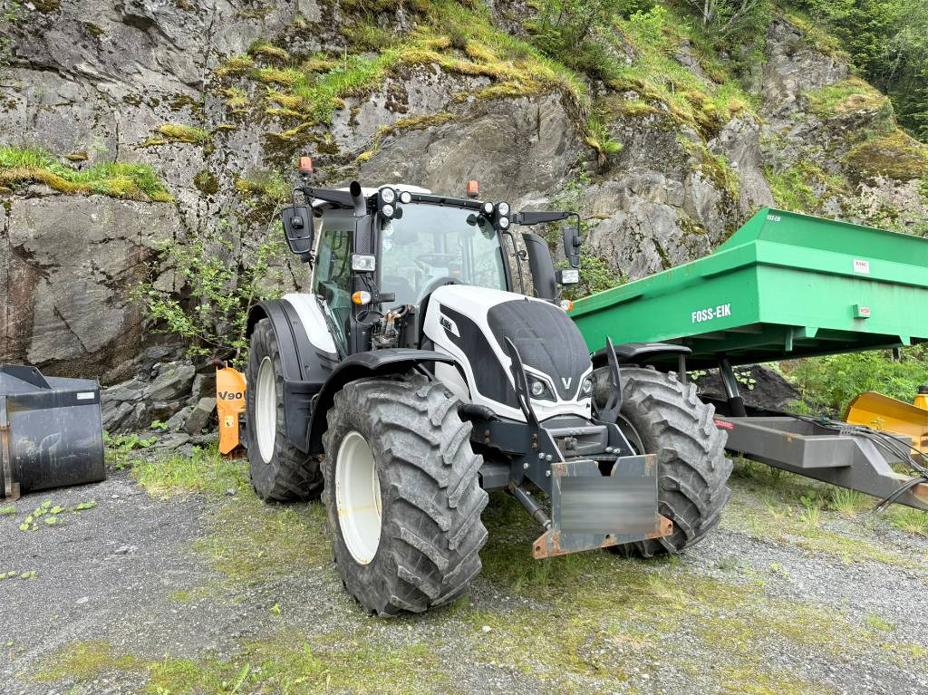 Valtra N 174 med frontlaster - Трактор: фото 1 Valtra N 174 med frontlaster - Трактор: фото 1