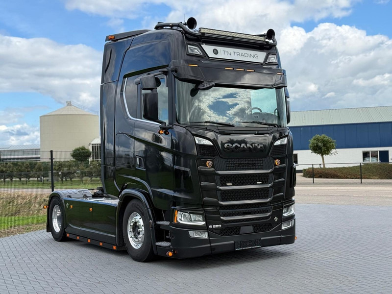 Scania S520 V8 NGS EURO 6D, VOLLUCHT, RETARDER, 6 PUNTS LUCHTVERING, LEER, ALCOA. - Тягач: фото 1 Scania S520 V8 NGS EURO 6D, VOLLUCHT, RETARDER, 6 PUNTS LUCHTVERING, LEER, ALCOA. - Тягач: фото 1