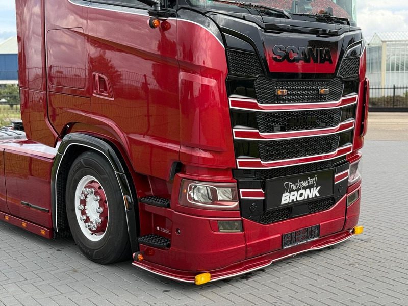 Scania S580 V8 NGS SHOWTRUCK, VOLLUCHT, RETARDER, LEER, GESTUURD. - Тягач: фото 2 Scania S580 V8 NGS SHOWTRUCK, VOLLUCHT, RETARDER, LEER, GESTUURD. - Тягач: фото 2