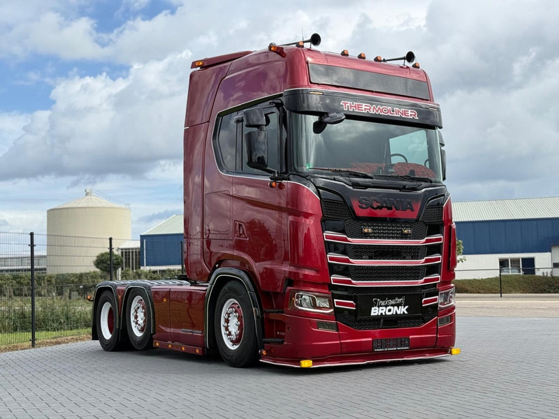 Scania S580 V8 NGS SHOWTRUCK, VOLLUCHT, RETARDER, LEER, GESTUURD. - Тягач: фото 1 Scania S580 V8 NGS SHOWTRUCK, VOLLUCHT, RETARDER, LEER, GESTUURD. - Тягач: фото 1