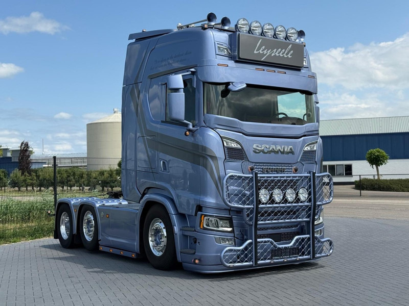 Scania S650 V8 NGS SHOWTRUCK, GESTUURD, VOLLUCHT, TOPSTAAT, ALCOA'S. - Тягач: фото 1 Scania S650 V8 NGS SHOWTRUCK, GESTUURD, VOLLUCHT, TOPSTAAT, ALCOA'S. - Тягач: фото 1