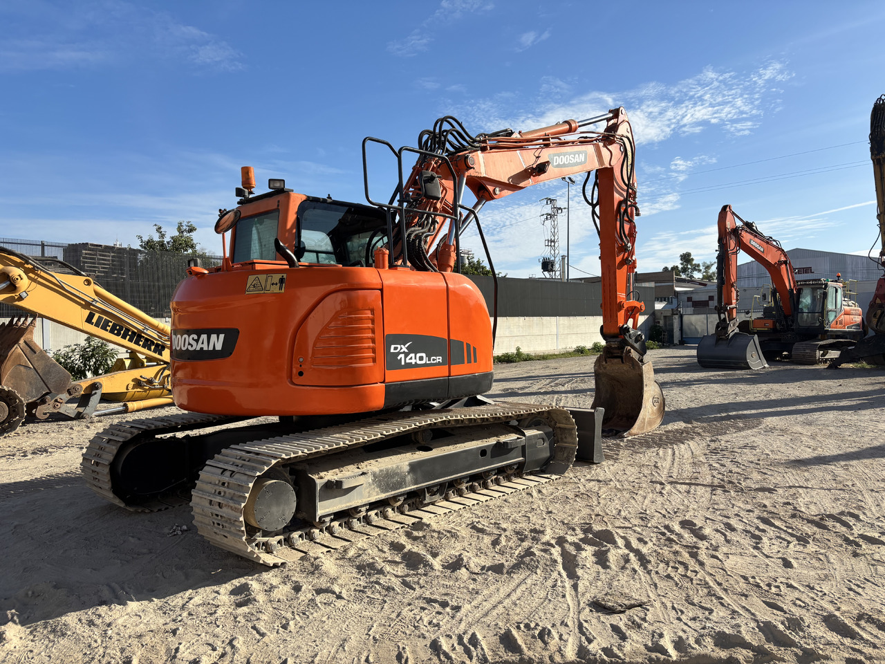 DOOSAN DX140-3 - Гусеничный экскаватор: фото 5 DOOSAN DX140-3 - Гусеничный экскаватор: фото 5