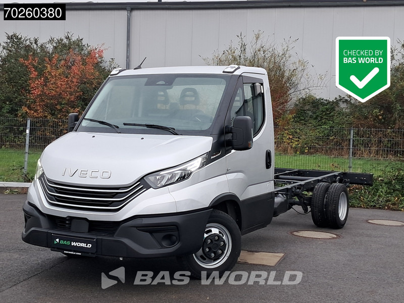 Iveco Daily 35C21 Neu! 3.0L 2025-Modell Automatik 210PS Radstand 410 Fahrgestell Doppelbereifung LED ACC Klima Euro6 Chassis A/C - Фургон: фото 1 Iveco Daily 35C21 Neu! 3.0L 2025-Modell Automatik 210PS Radstand 410 Fahrgestell Doppelbereifung LED ACC Klima Euro6 Chassis A/C - Фургон: фото 1