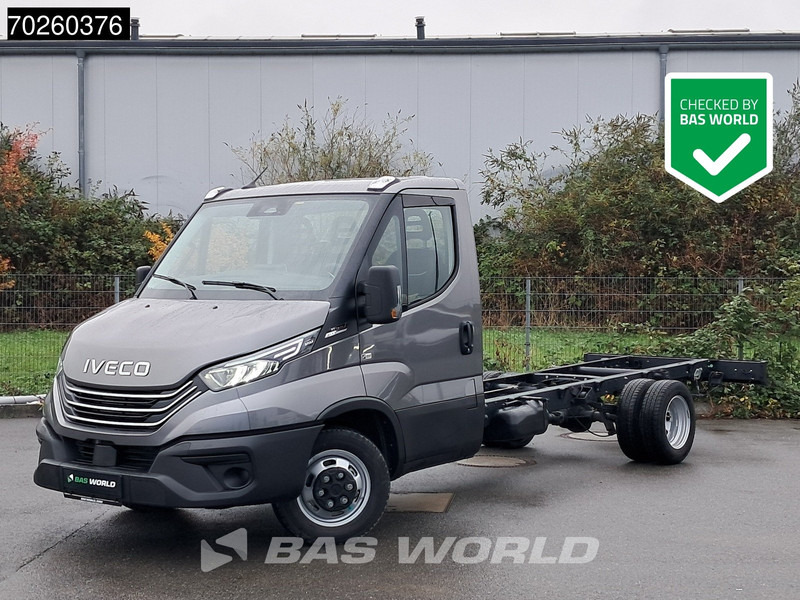 Iveco Daily 35C21 Neu! 3.0L 2025-Modell Automatik 210PS Radstand 410 Fahrgestell Doppelbereifung LED ACC Klima Euro6 Chassis A/C - Фургон: фото 1 Iveco Daily 35C21 Neu! 3.0L 2025-Modell Automatik 210PS Radstand 410 Fahrgestell Doppelbereifung LED ACC Klima Euro6 Chassis A/C - Фургон: фото 1