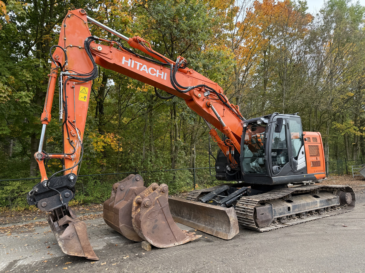 Hitachi ZX225USLC-6 - Гусеничный экскаватор: фото 1 Hitachi ZX225USLC-6 - Гусеничный экскаватор: фото 1