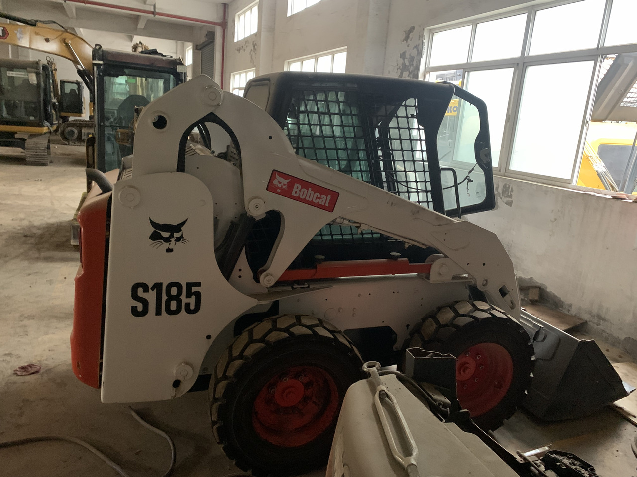 BOBCAT S185 - Мини-погрузчик с бортовым поворотом: фото 5 BOBCAT S185 - Мини-погрузчик с бортовым поворотом: фото 5